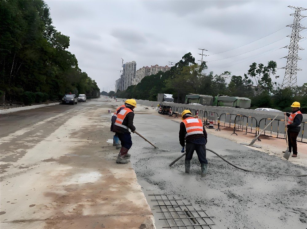 路面鋪設(shè)選什么樣的混凝土輸送設(shè)備更合適？